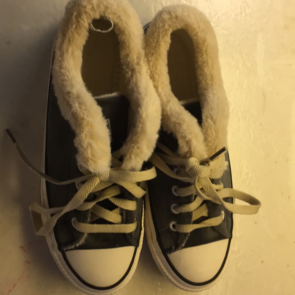 Tennis shoes